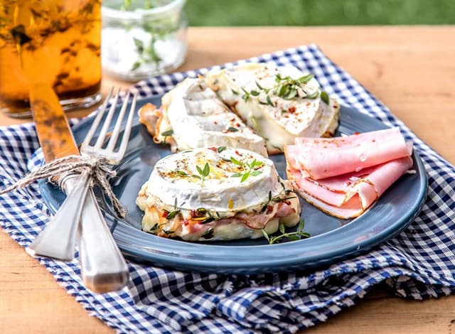 Hermelín s plátkami šunky od kosti a majoránkou