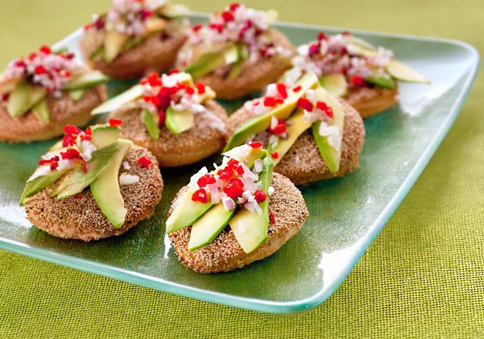 Brynzové krekry s avokádem.jpg