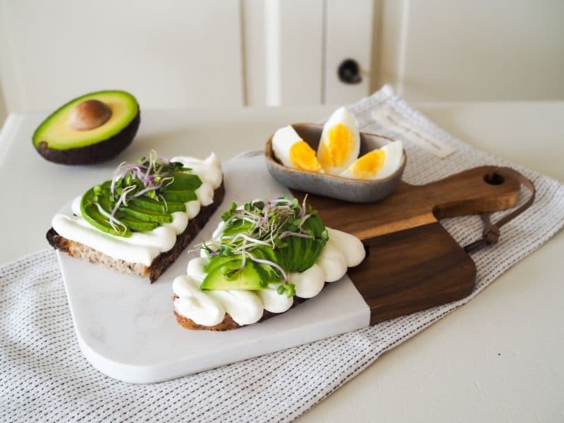 lucina-and-skyr-s-kvaskovym-chlebem-avokadem-a-vejcem_1245x915px (1).jfif