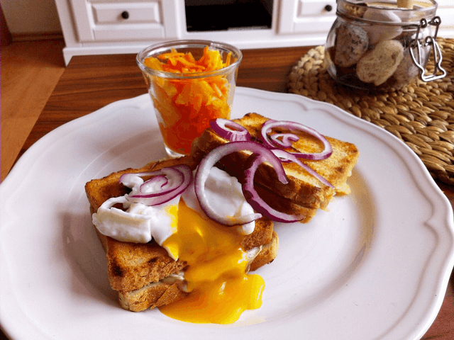 Syrové toasty s pomarančovo-mrkvovým šalátom