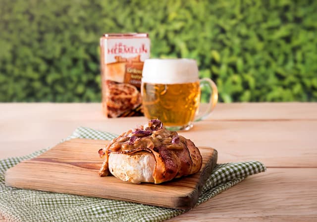 Grilovaný Hermelín s chrumkavou slaninkou v pivnej marináde