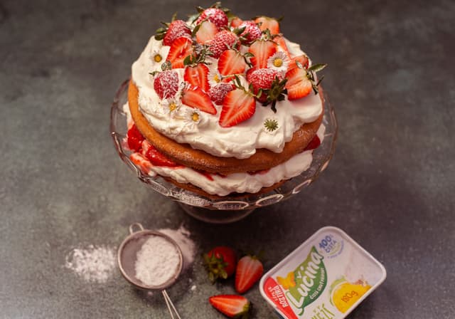 Torta so smotanovým krémom a jahodami