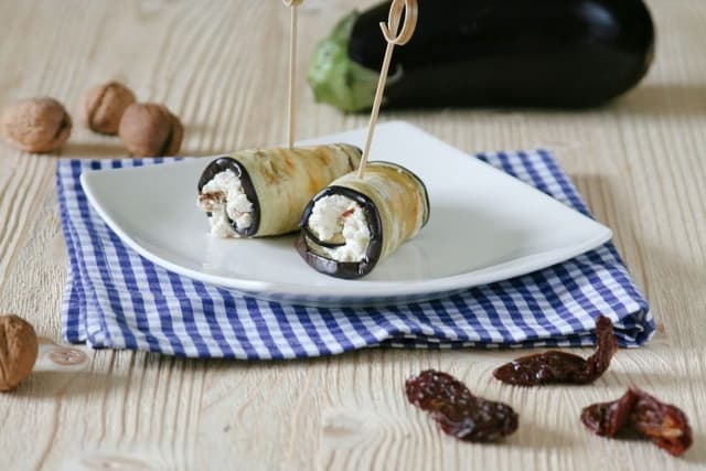 Baklažánové rolky s Lučinou, orechmi a sušenými paradajkami