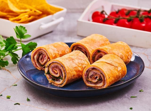 Tortillové rolky s bryndzou paprikovou, šunkou a slaninou